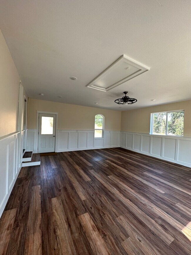 Building Photo - 325 Kellisha Ln