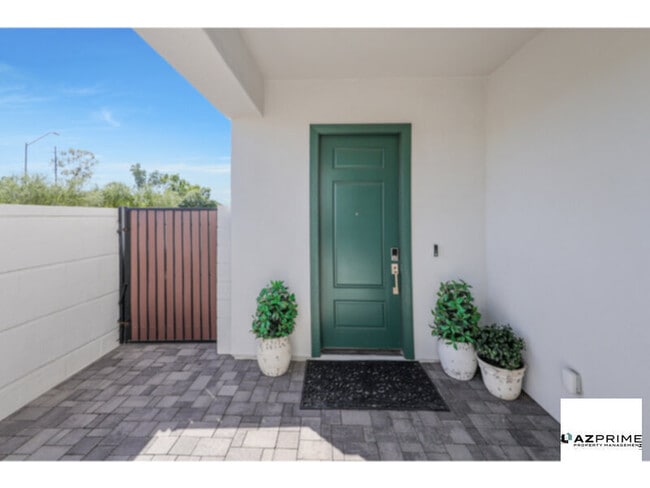 Building Photo - Stylish 3/2.5 Corner Lot Townhouse - Arabe...