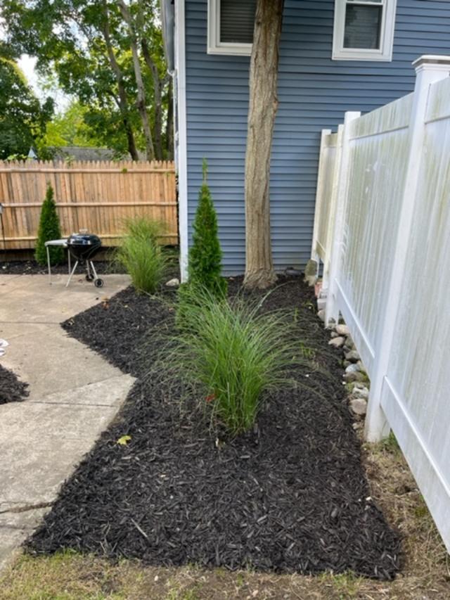 SMALL REAR FENCED IN YARD - 2 Woodbury Ave