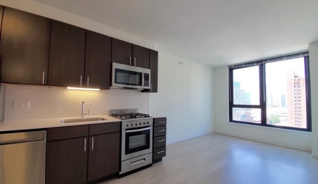 Building Photo - 185 W Superior St