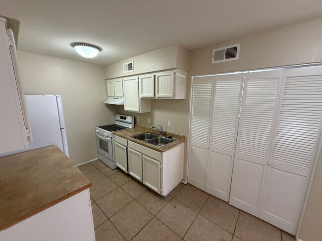 Building Photo - 145 S Doran