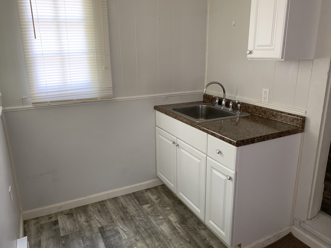 401 S Washington St Unit 4, Crawfordsville, IN 47933 Apartments