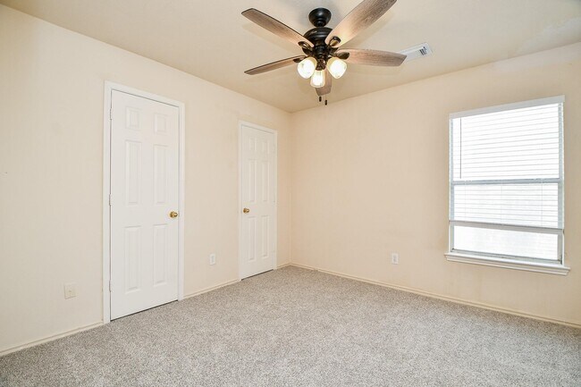 Foto del edificio - 6626 Barker Bend Ln
