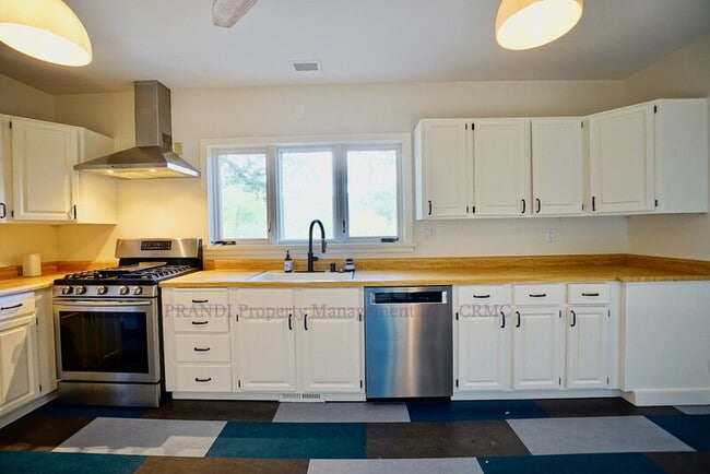 Building Photo - 61 Hickory Rd