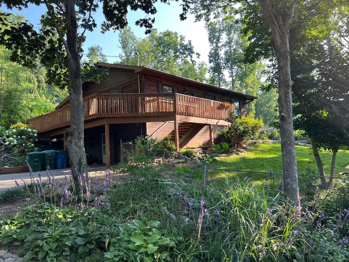 Primary Photo - 3 bed / 2 bath in South Asheville