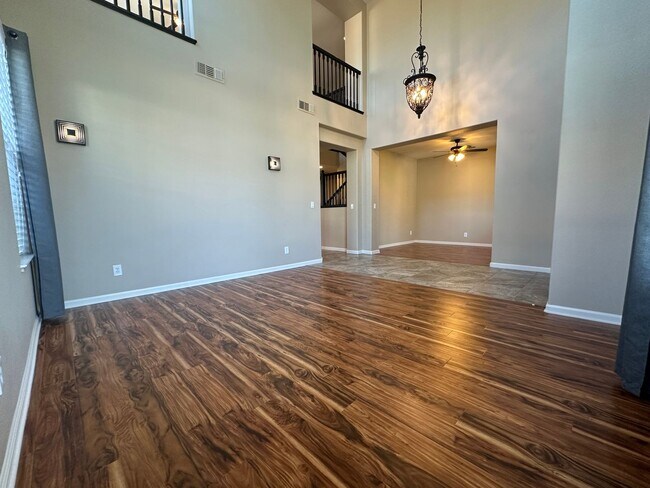 Building Photo - Gorgeous 5 Bedroom 2.5 Bath in gated Disco...
