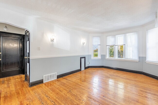 Foto del edificio - 2453 W 56th St