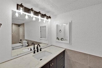 Building Photo - 2830 S Bartell Dr