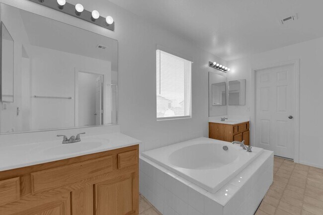 Foto del edificio - Freshly updated 4-bedroom move-in ready and built for comfortable everyday living.