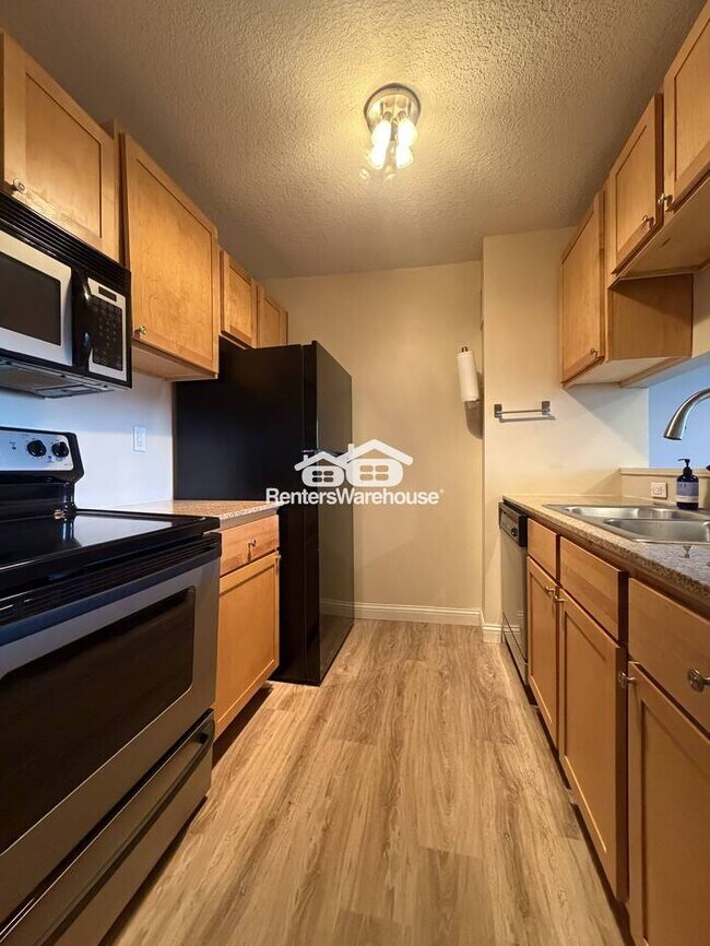 Building Photo - Available Now! 1 Bedroom 1 Bath Condo in Saint Paul!