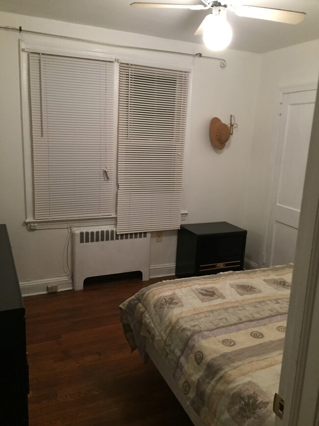 Back bedroom - 7 S Avolyn Ave