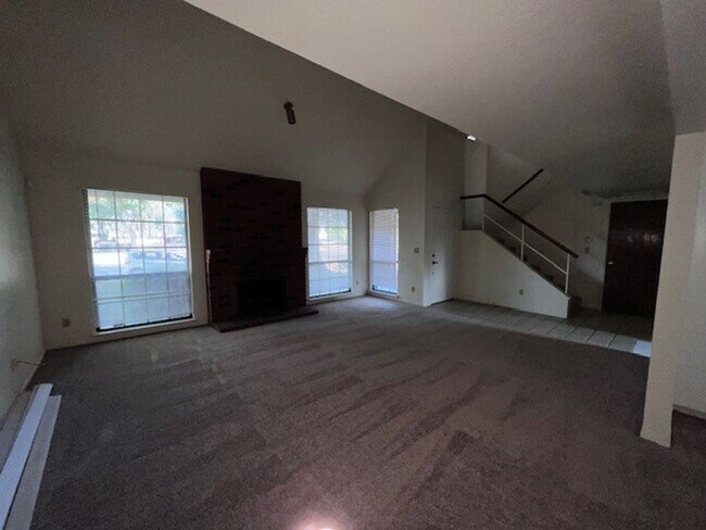 Foto del edificio - Freshly painted home with new carpet. 3 Ca...