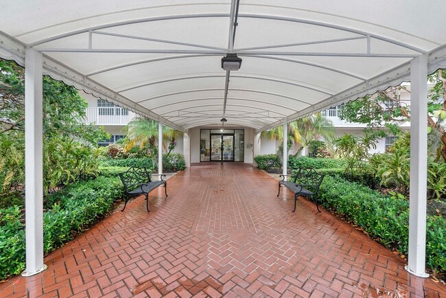 Building Photo - 3900 Oaks Clubhouse Dr