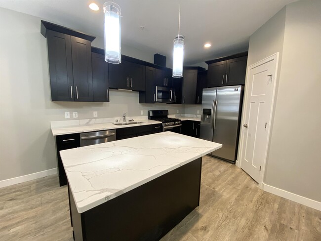 Building Photo - 686 Stone Haven Dr NE