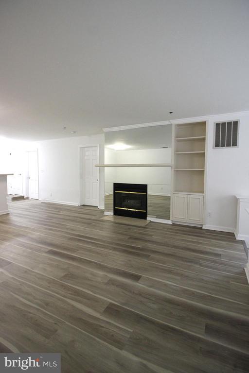 Building Photo - 1100 Quaker Hill Dr