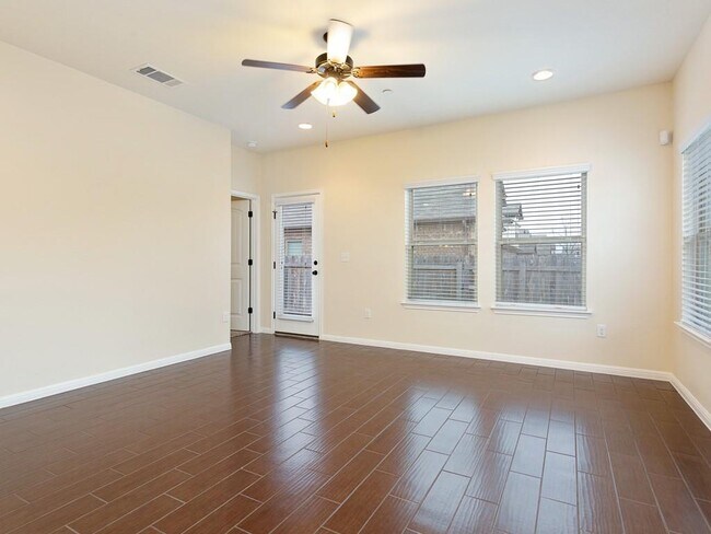 Building Photo - 2304 S Lakeline Blvd