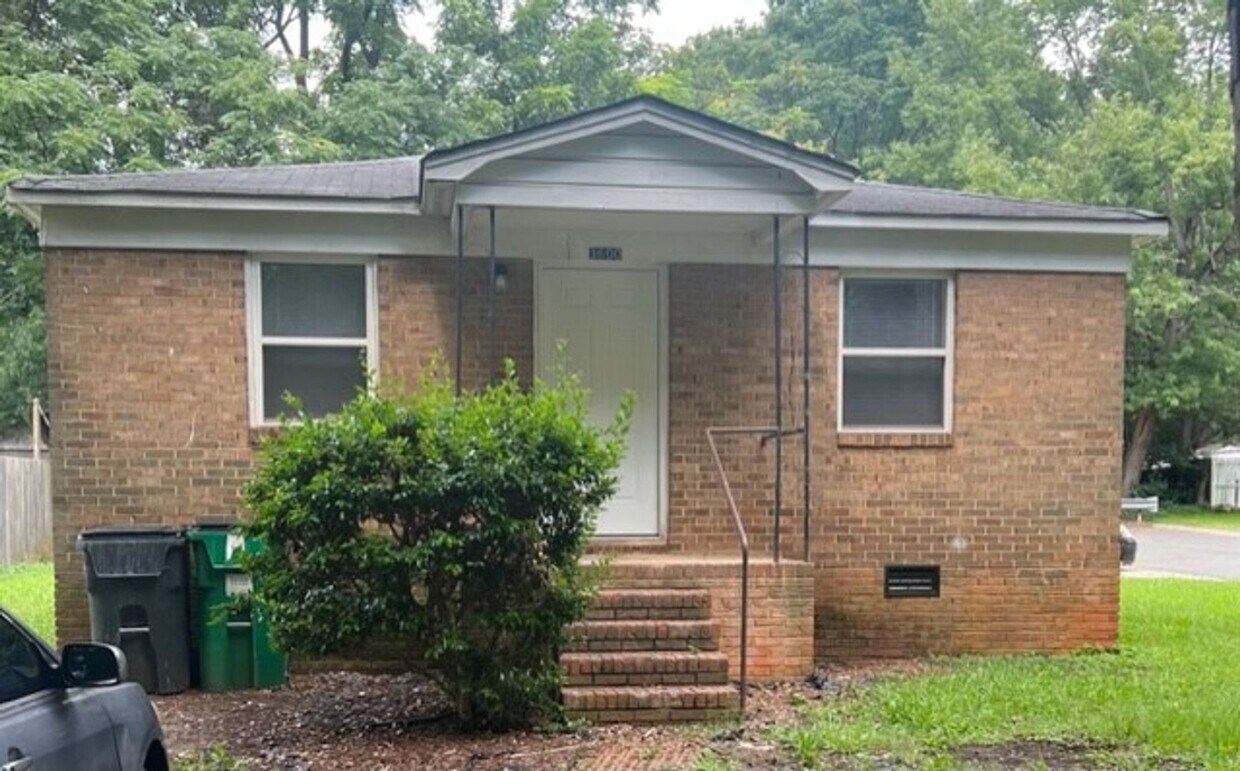 Primary Photo - Cozy Two Bedroom Brick Home in Westerly Hi...