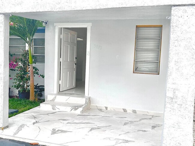 Foto del edificio - 5870 SW 20th St