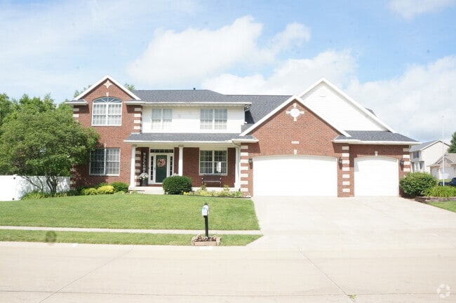 Building Photo - 2810 Emerald Dr