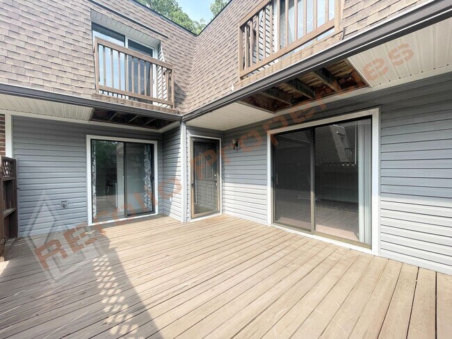 Foto del edificio - Beautiful 2 bedroom 2.5 bath Condo w/ Reserved Parking Space @ Finley Forest, Chapel Hill, Availa...