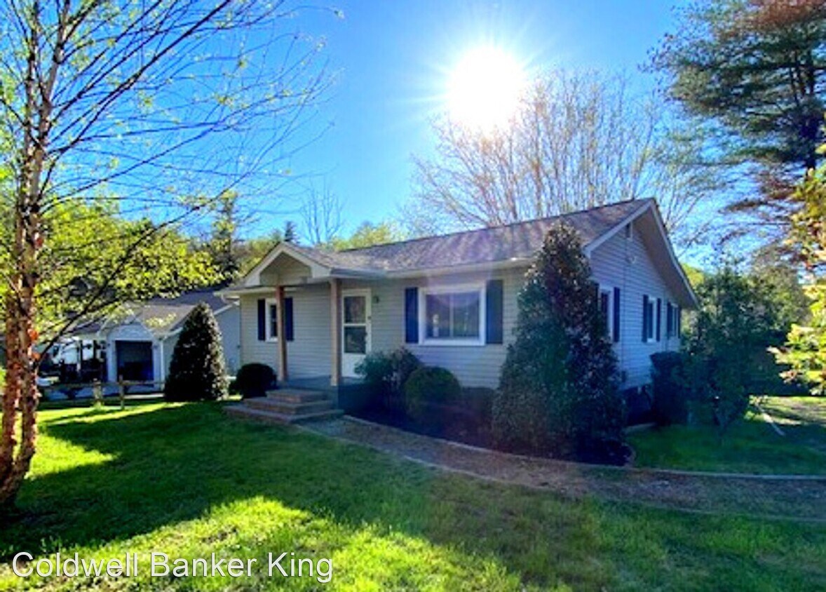 2200 Dartmouth Rd, Hendersonville, NC 28791 House Rental in