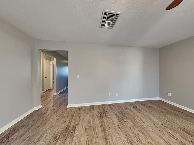 Foto del edificio - 611 Rosemarie Ave