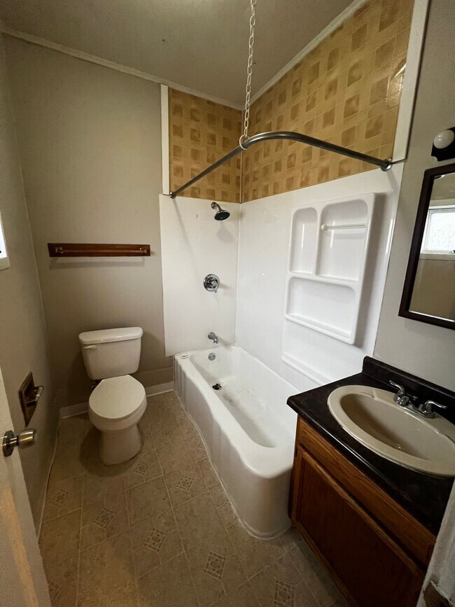 Building Photo - 2 bed with Bonus room and 1 1/2 bath home in Moline!