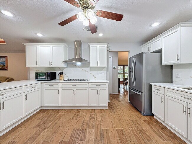 Foto del edificio - "Spacious 4-Bedroom Oasis in Tarpon Springs – 3,259 Sq Ft of Comfort and Style!"