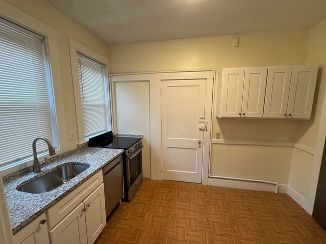 Foto del edificio - 9/1 Top floor 3BR in Brighton, heat inc!