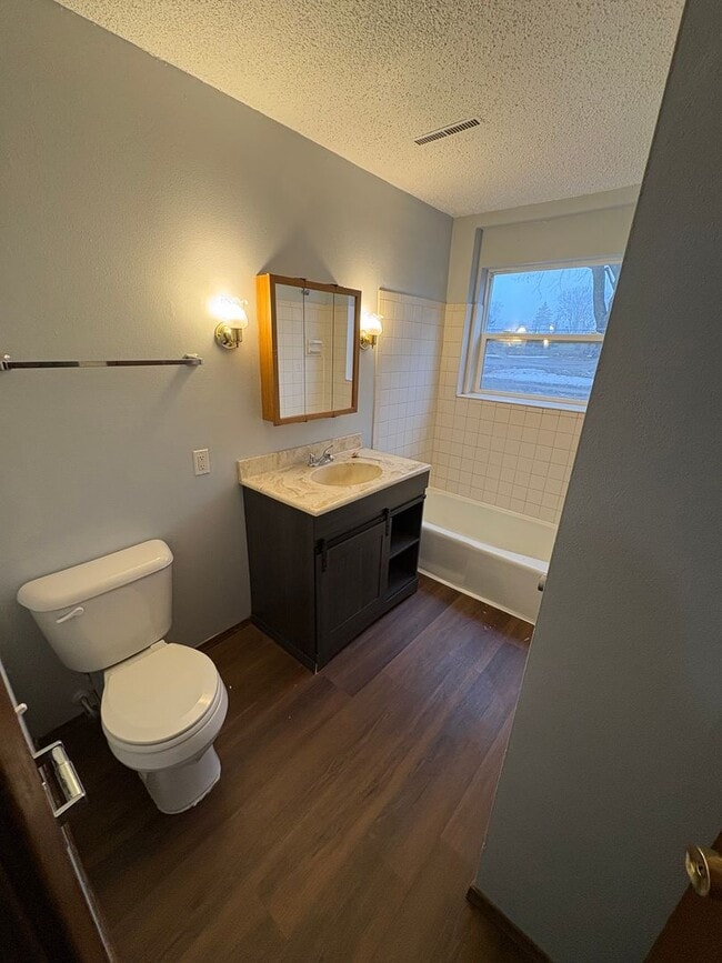 Foto del edificio - 2 bedroom 2 bathroom split level duplex