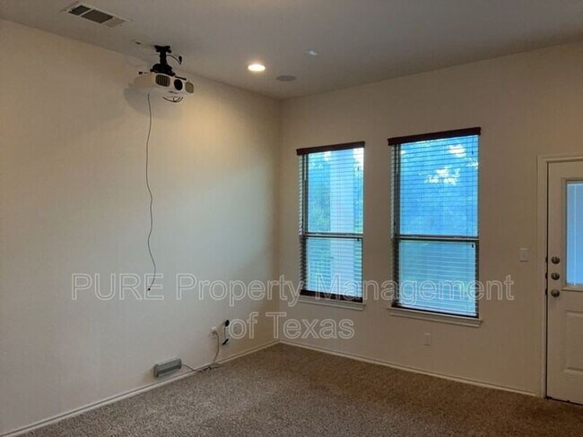 Foto del edificio - 2105 Town Centre Dr