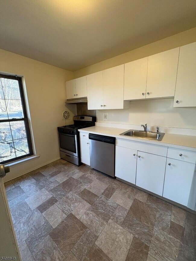 Foto del edificio - 181 Long Hill Rd