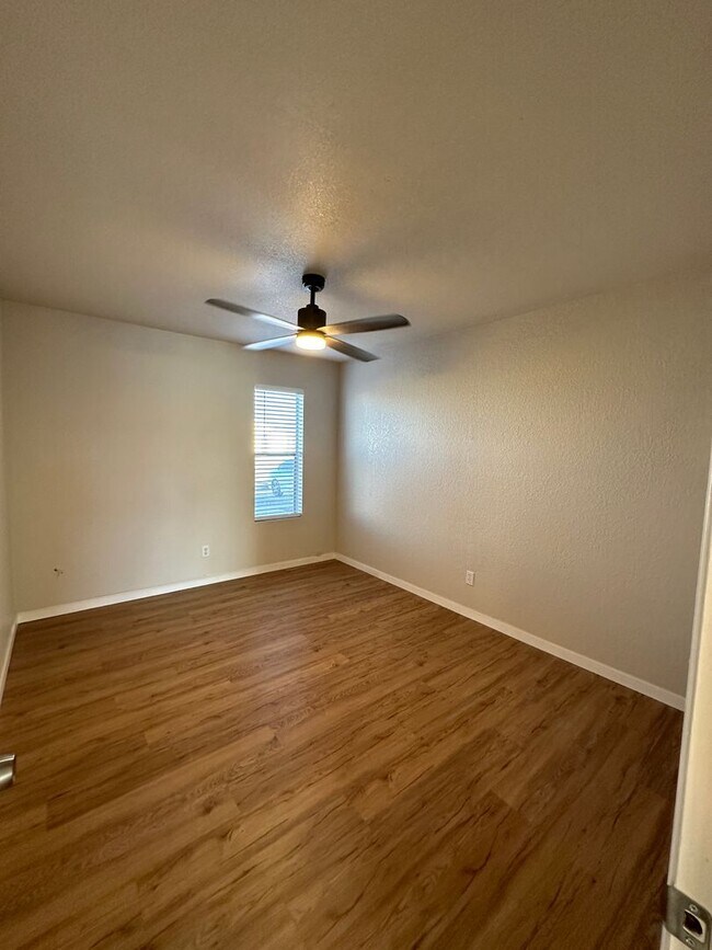 Building Photo - Available early May - Unfurnished Long Term