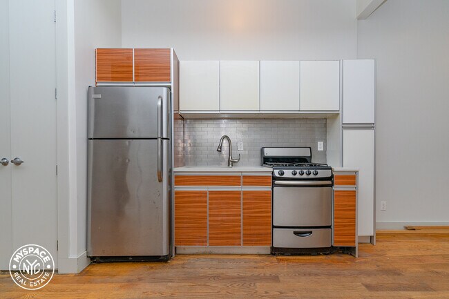Foto del edificio - 892 Myrtle Ave