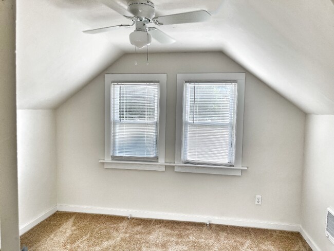 Foto del edificio - 239 E Bayview Blvd