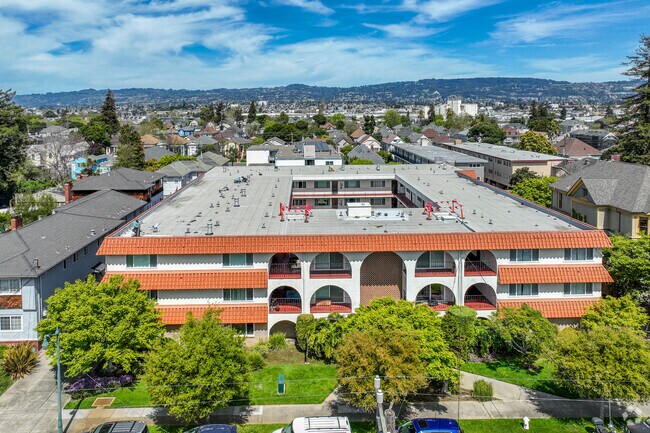 Contexto - 2133 Santa Clara Ave