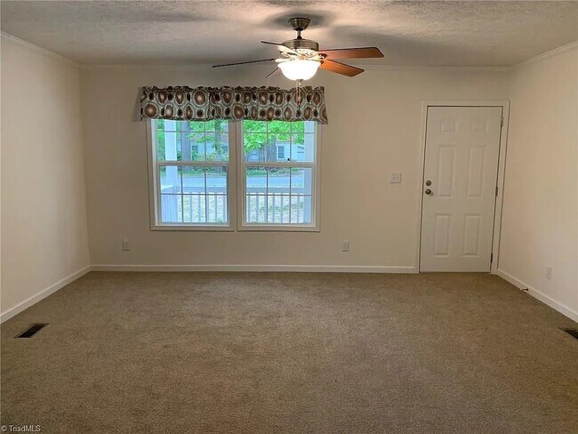 Foto del edificio - 3735 Oakwood Dr