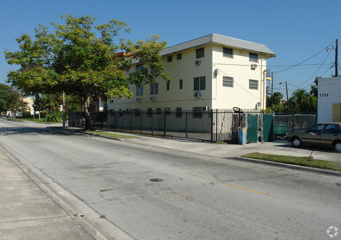 Primary Photo - 400 NE 77th St