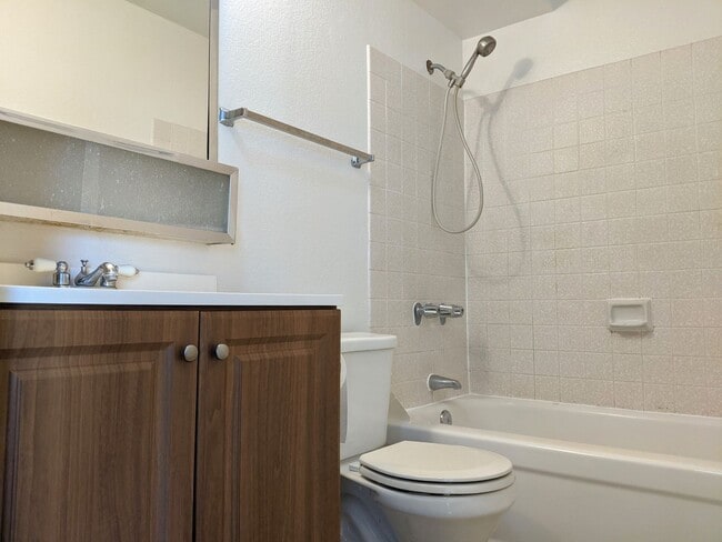 Foto del edificio - Conveniently Located Pearlridge Condo - 1 Bed/1 Bath/1 Parking Stall