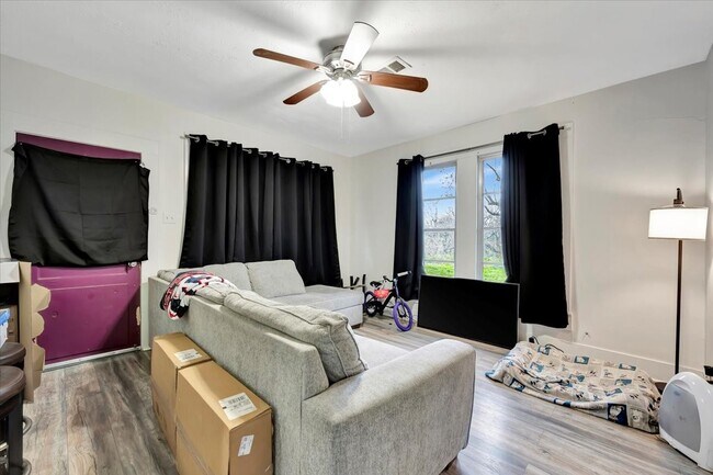 Foto del edificio - 7035 Iowa Colony Blvd