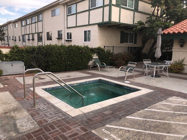 Foto del edificio - 10030 Owensmouth Ave