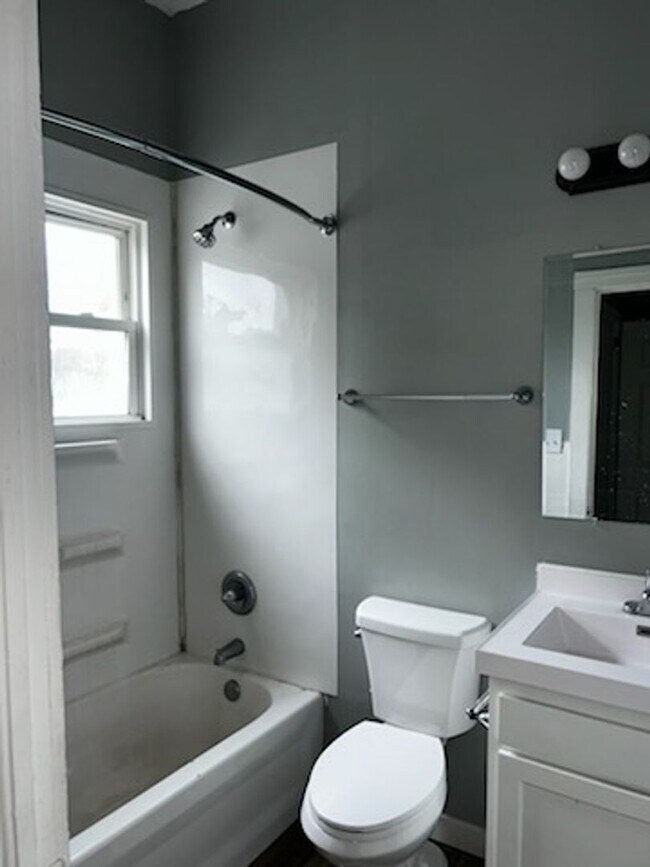 Foto del edificio - 4 Bedroom 2 Bath Home Available in Louisville