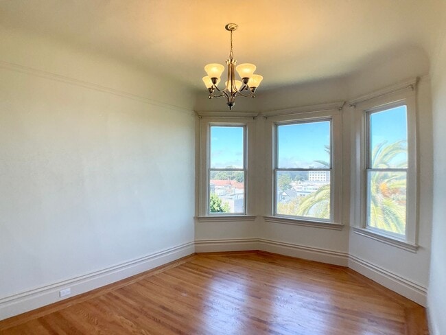 Building Photo - TOP FLOOR 4/2. In-Unit Laundry! Dishwasher...