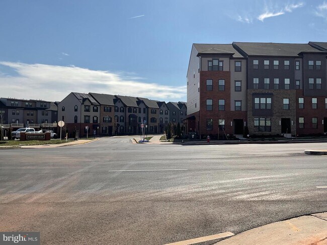 Foto del edificio - 14025 Sunrise Valley Dr