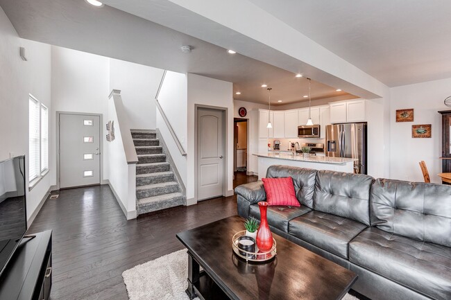 Building Photo - 2 Bedroom townhome Furnished or Unfurnished