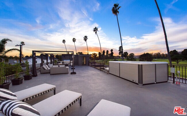 Foto del edificio - 12720 Montana Ave