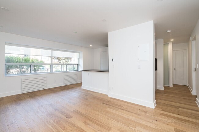 Building Photo - 365 Eglinton Ave E