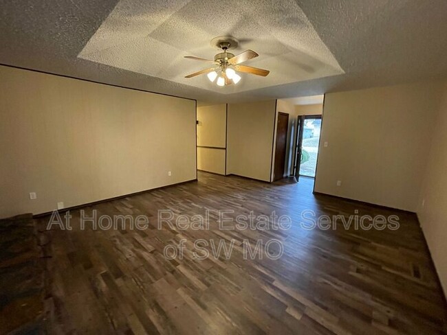 Foto del edificio - 1359 S John Ave