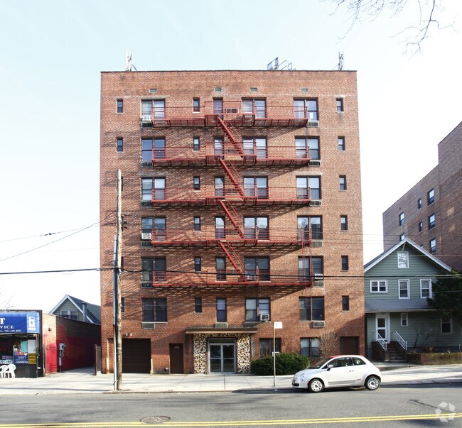 Foto del edificio - 89-10 63rd Dr