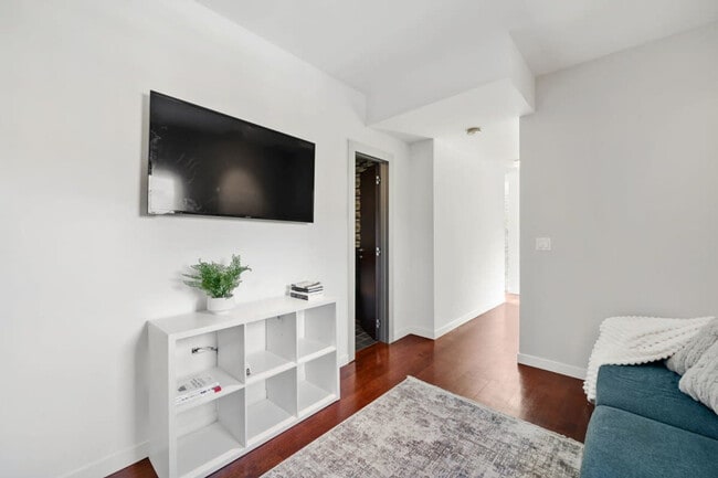 Building Photo - 1856 N Fairfield Ave